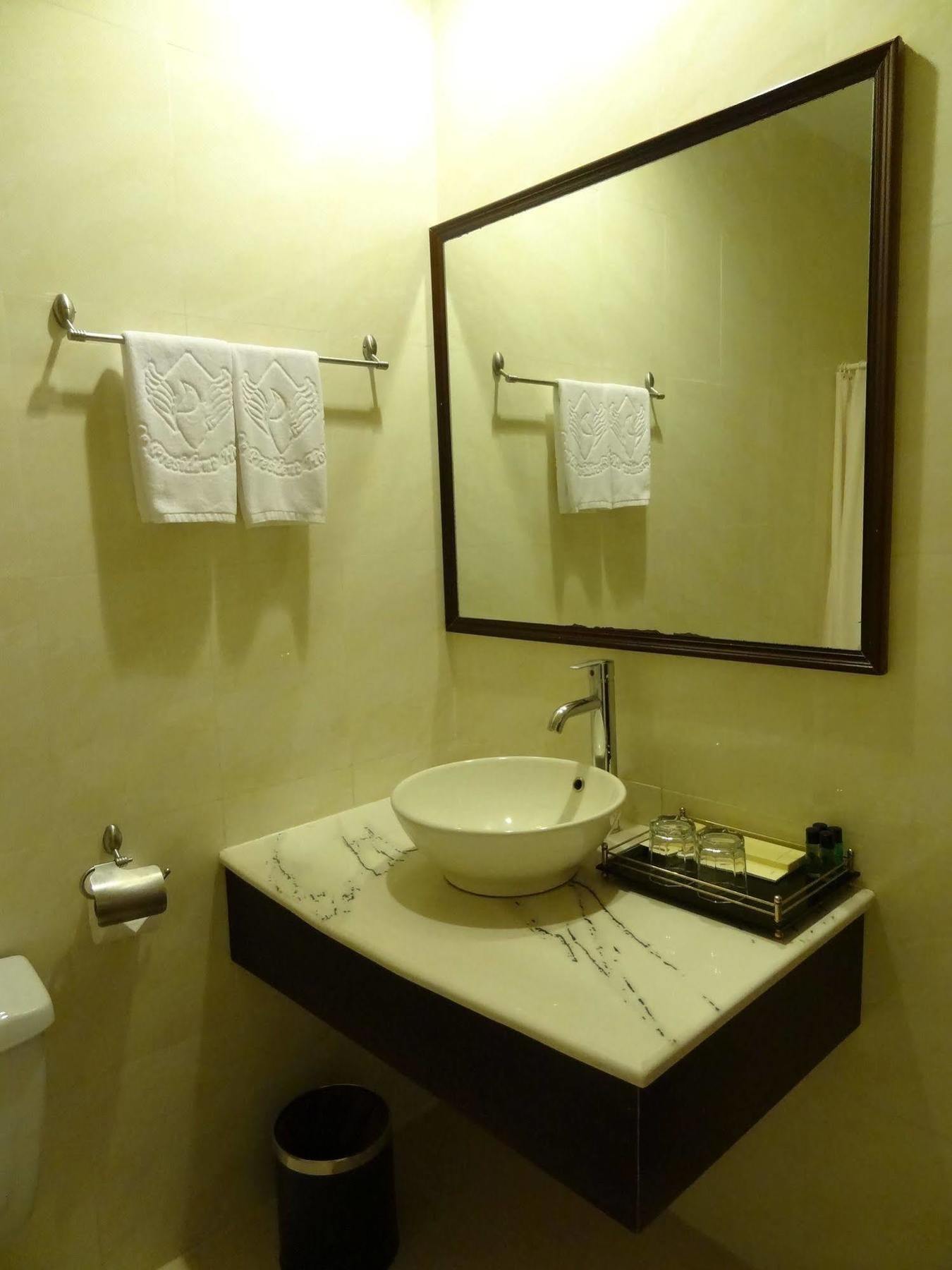 Le President Hotel Phnom-Penh Buitenkant foto