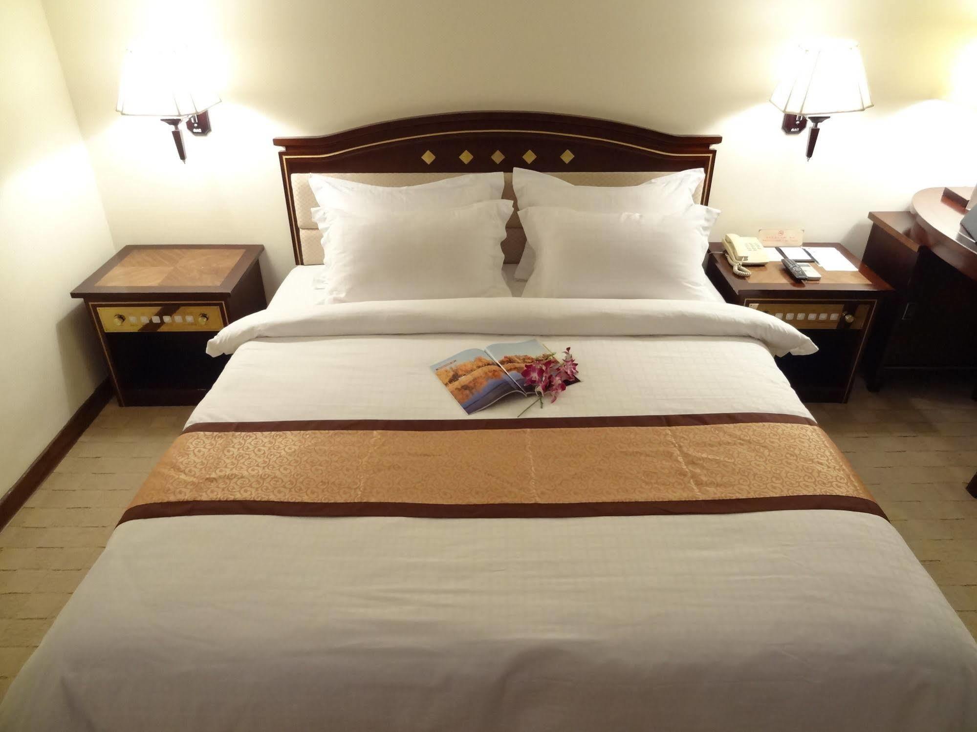 Le President Hotel Phnom-Penh Buitenkant foto
