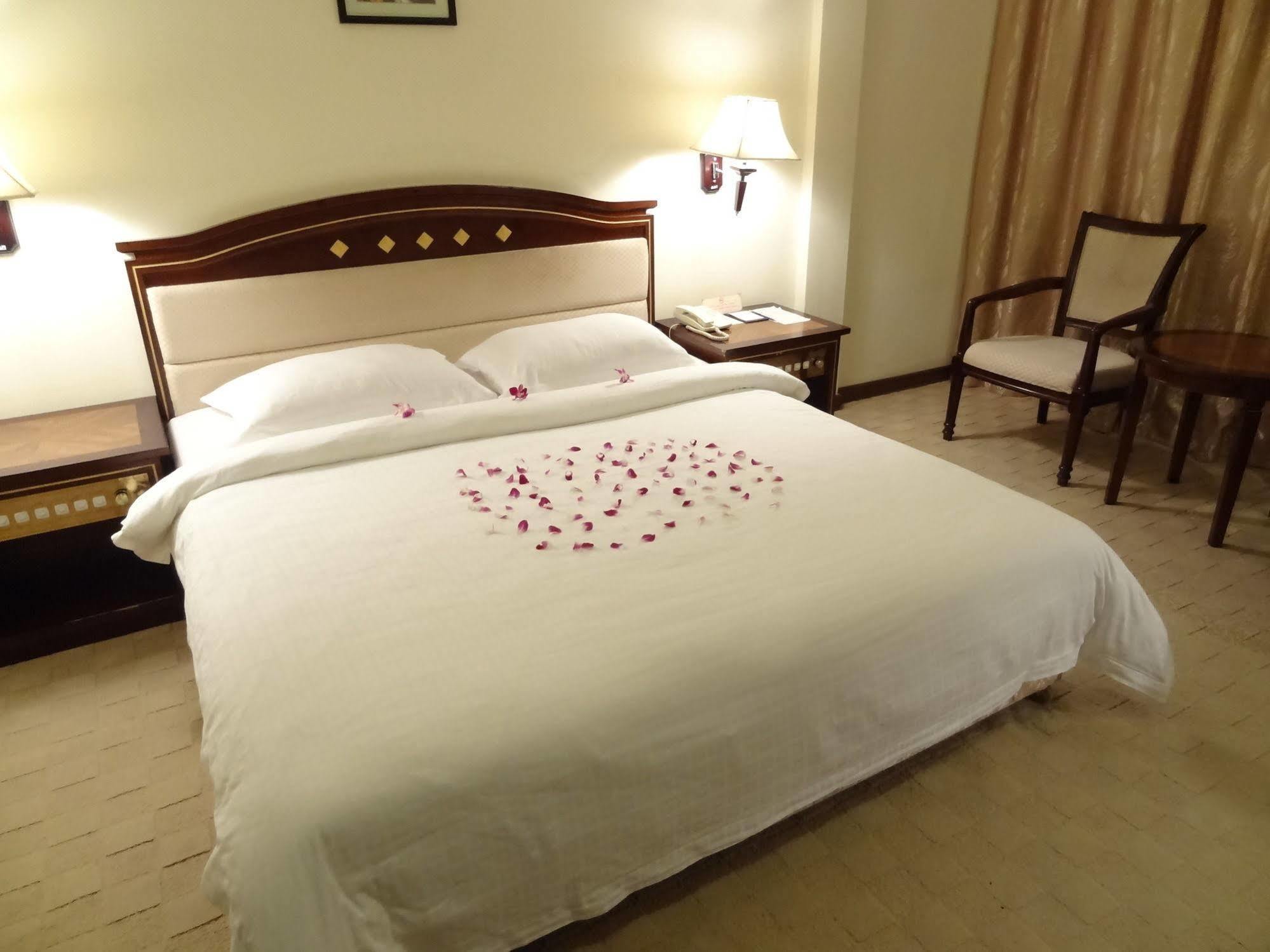 Le President Hotel Phnom-Penh Buitenkant foto