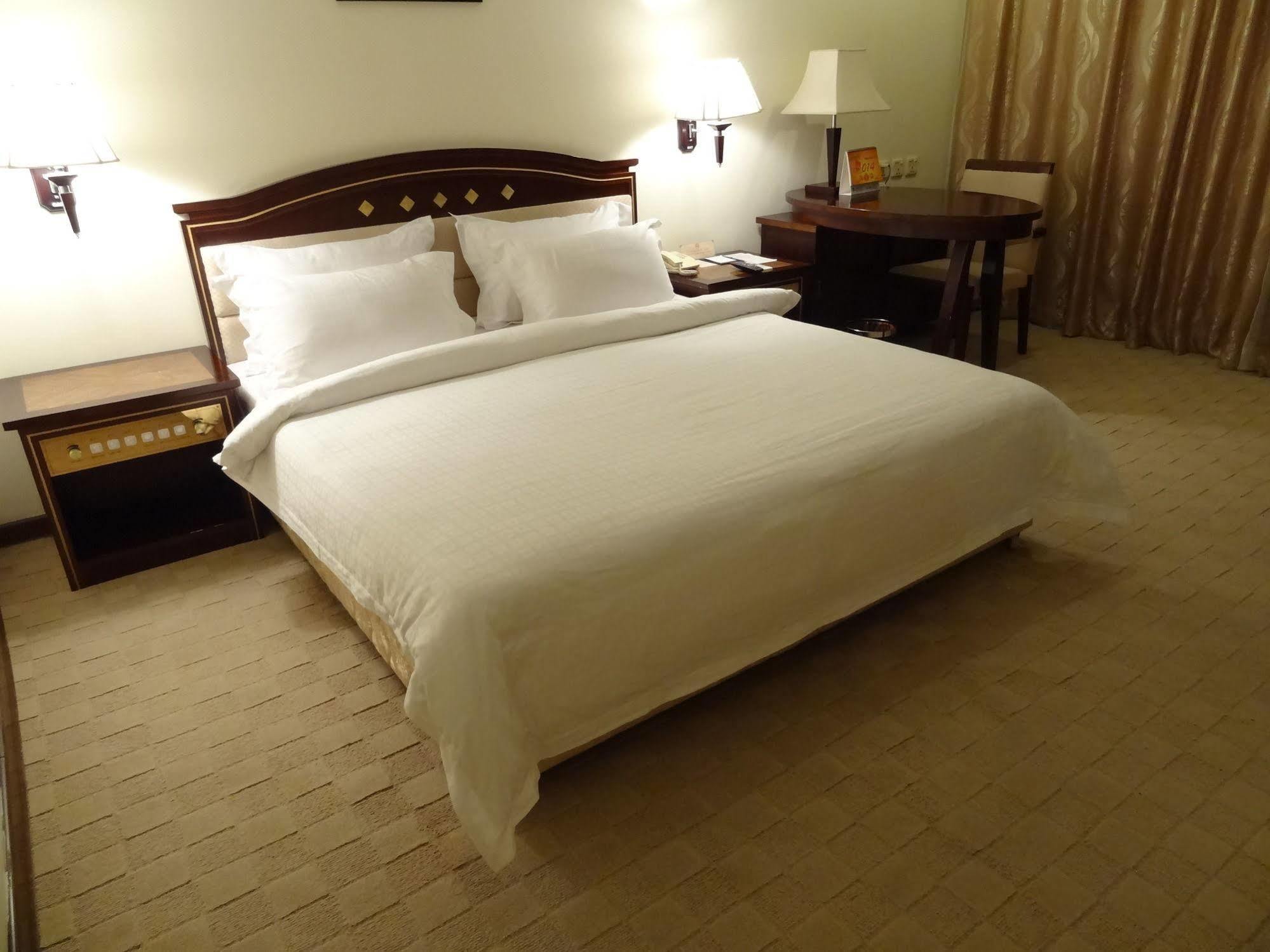 Le President Hotel Phnom-Penh Buitenkant foto
